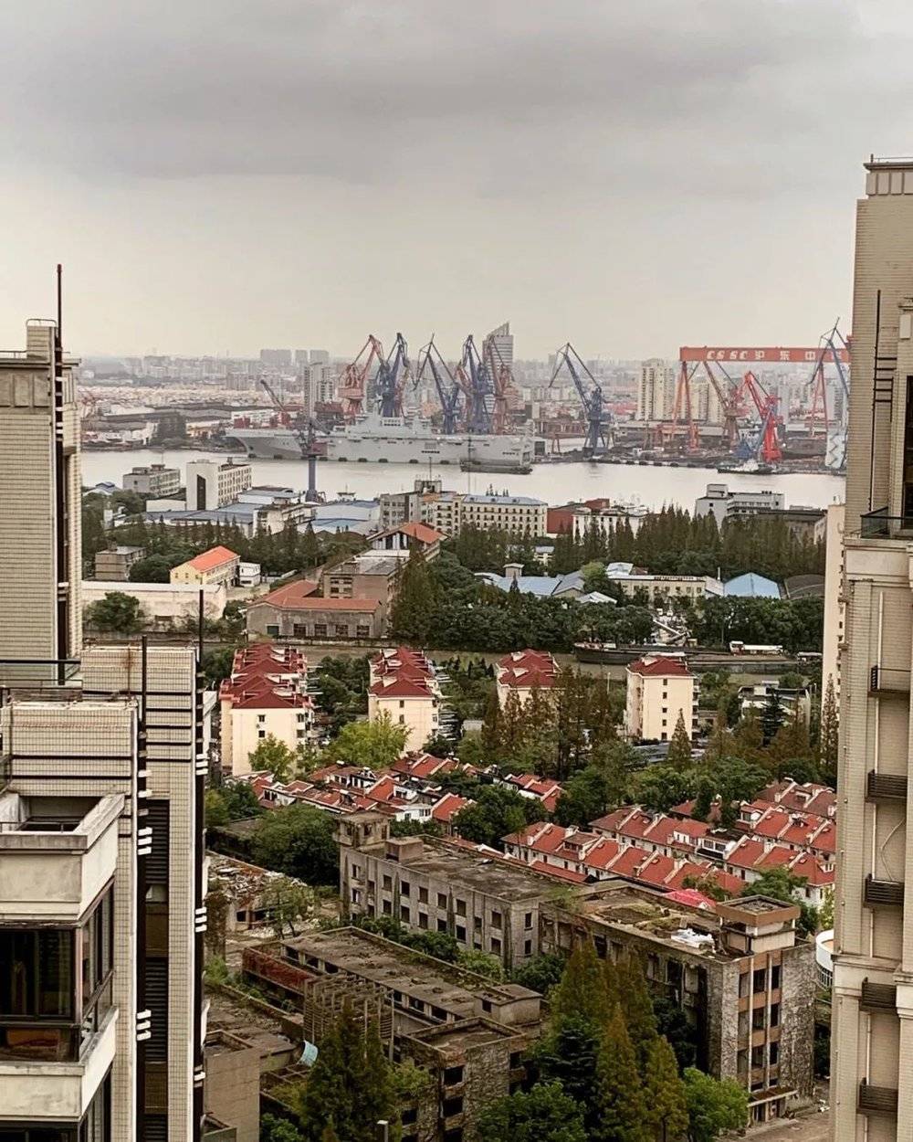 在高处极目远眺 可以看到黄浦江对岸的沪东中华船厂