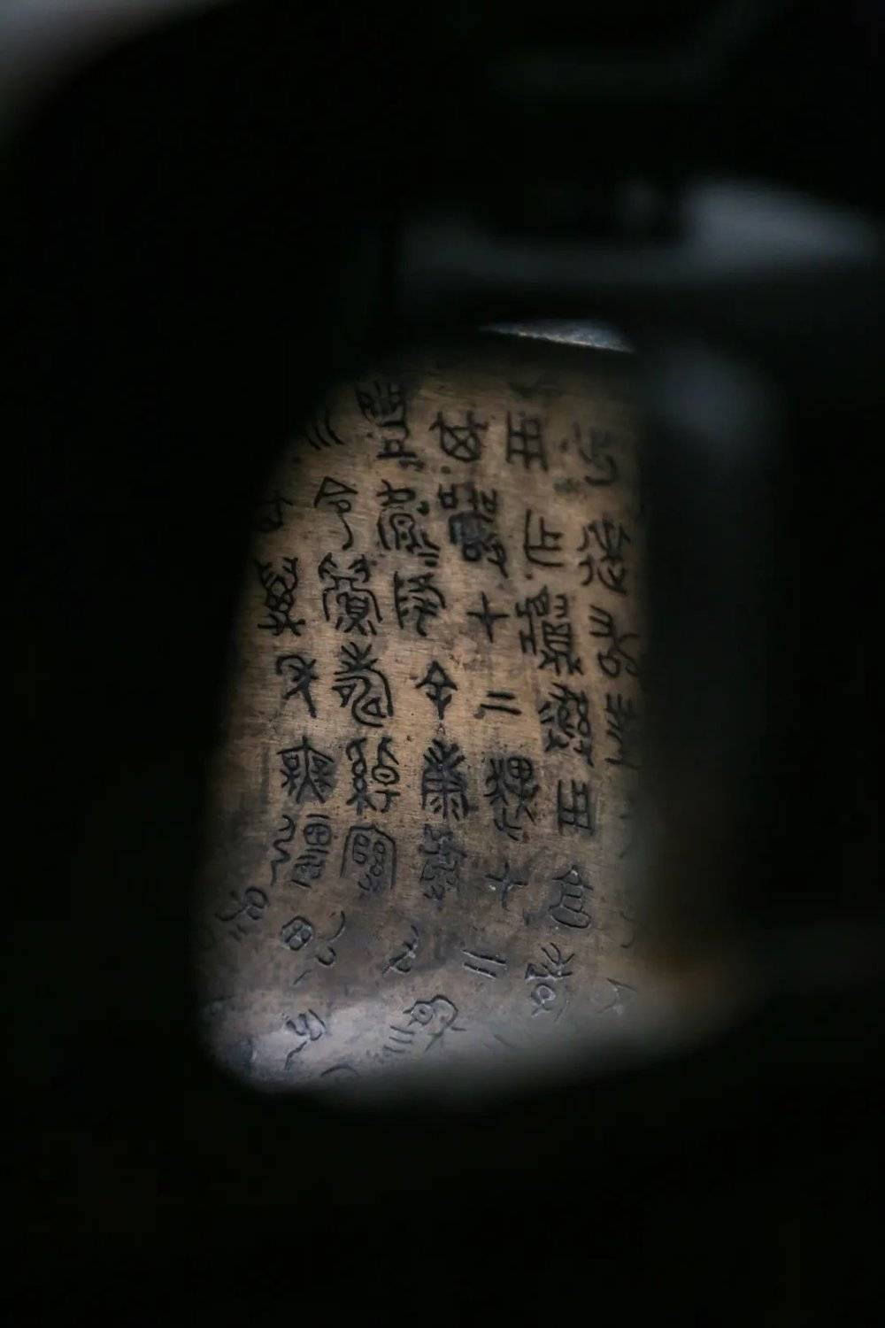 陕西眉县杨家村窖藏出土，四十三年逨鼎内部文字。摄影/Luke