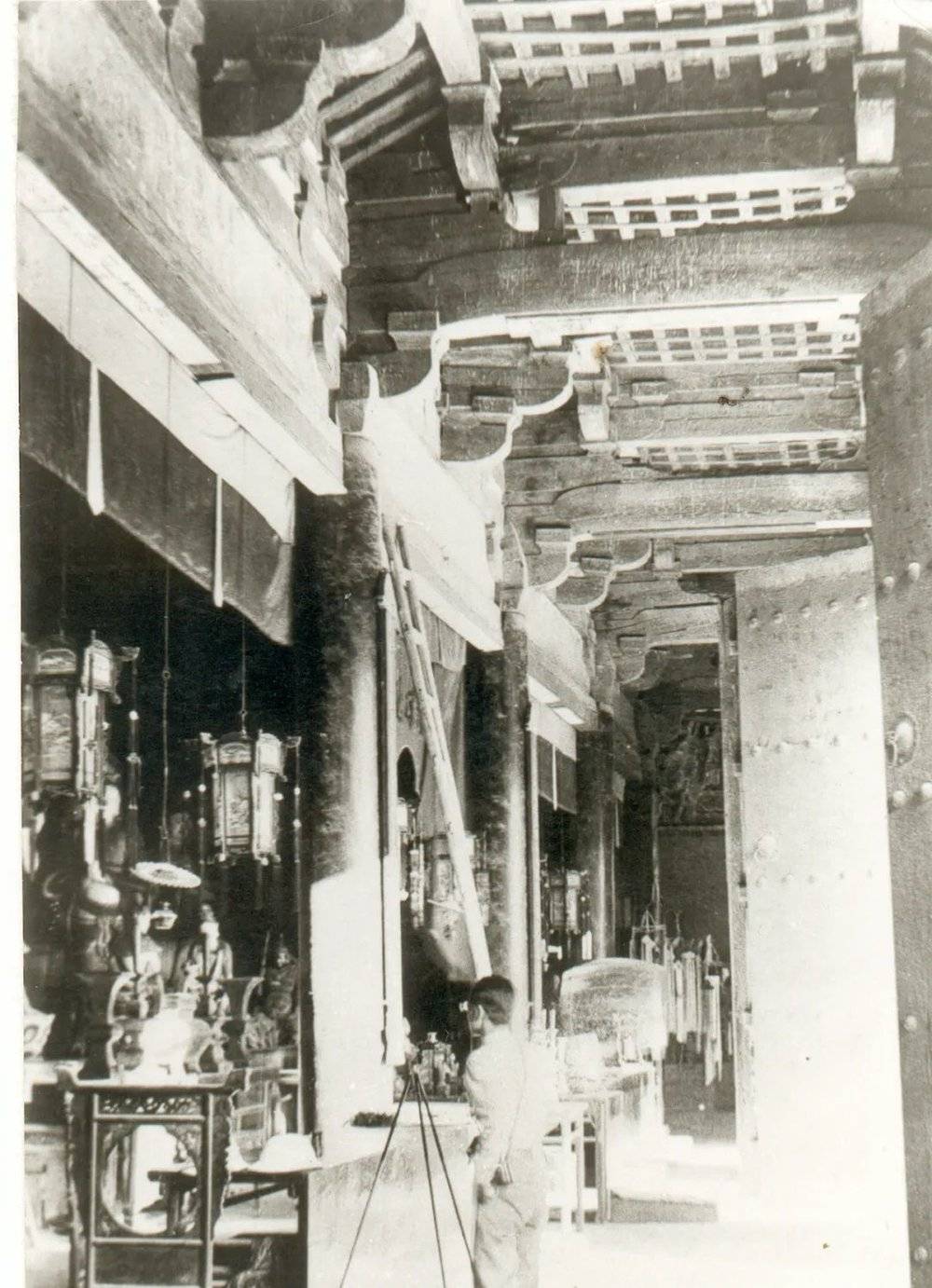 1937年，梁思成在佛光寺大殿测绘，作者提供<br>