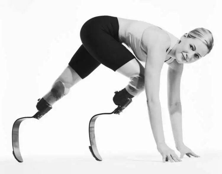 艾米·穆林斯穿戴机械腿奔跑。/维基百科<br>