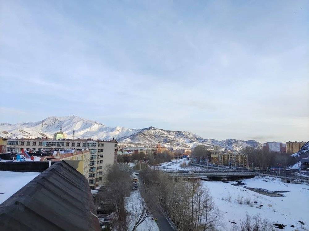 林百能在阿勒泰公寓的阳台，可以眺望将军山雪场。<br>