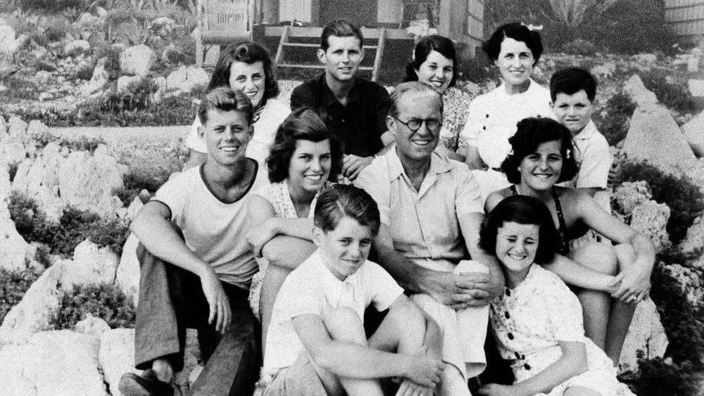 老约瑟夫·P·肯尼迪(Joseph P.Kennedy)与家人一起（图片来源：forbes.com）<br>
