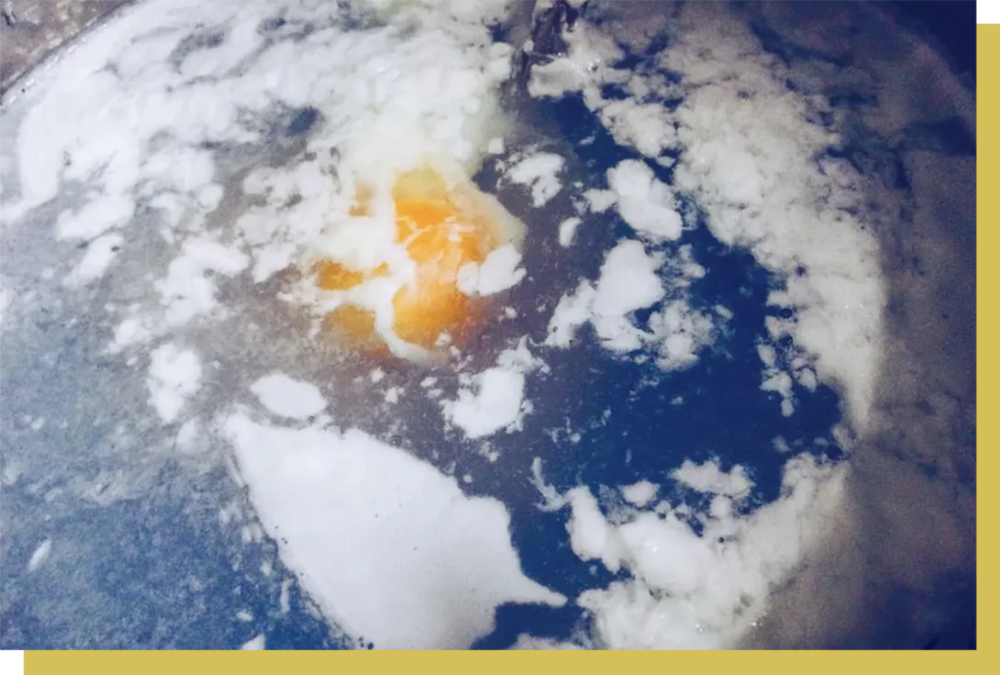 用烫菜的水煮水波蛋，煮出了小行星撞地球的效果。© 小李废品代购
