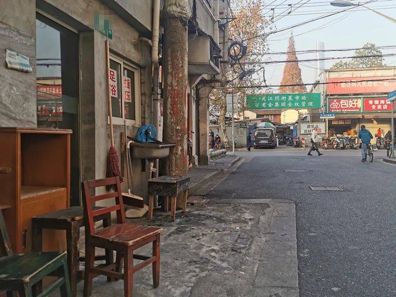 坐在沈炳奇家门口的矮凳上能清晰地看见上海中心