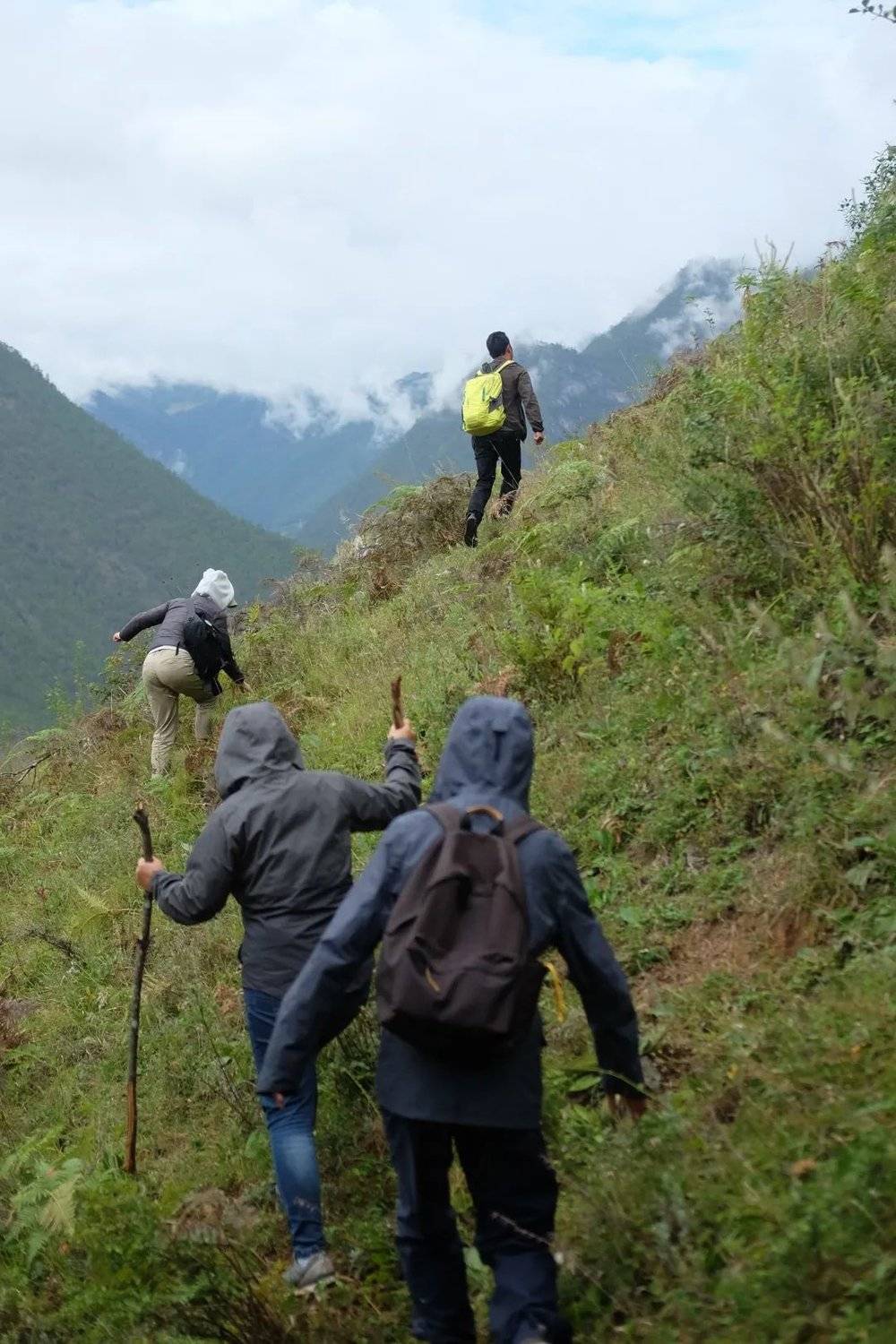 ●我们爬山去拜访高处的傈僳族村落。当地人口中20分钟的路程，我们爬了一个半小时。摄：伍娇<br label=图片备注 class=text-img-note>