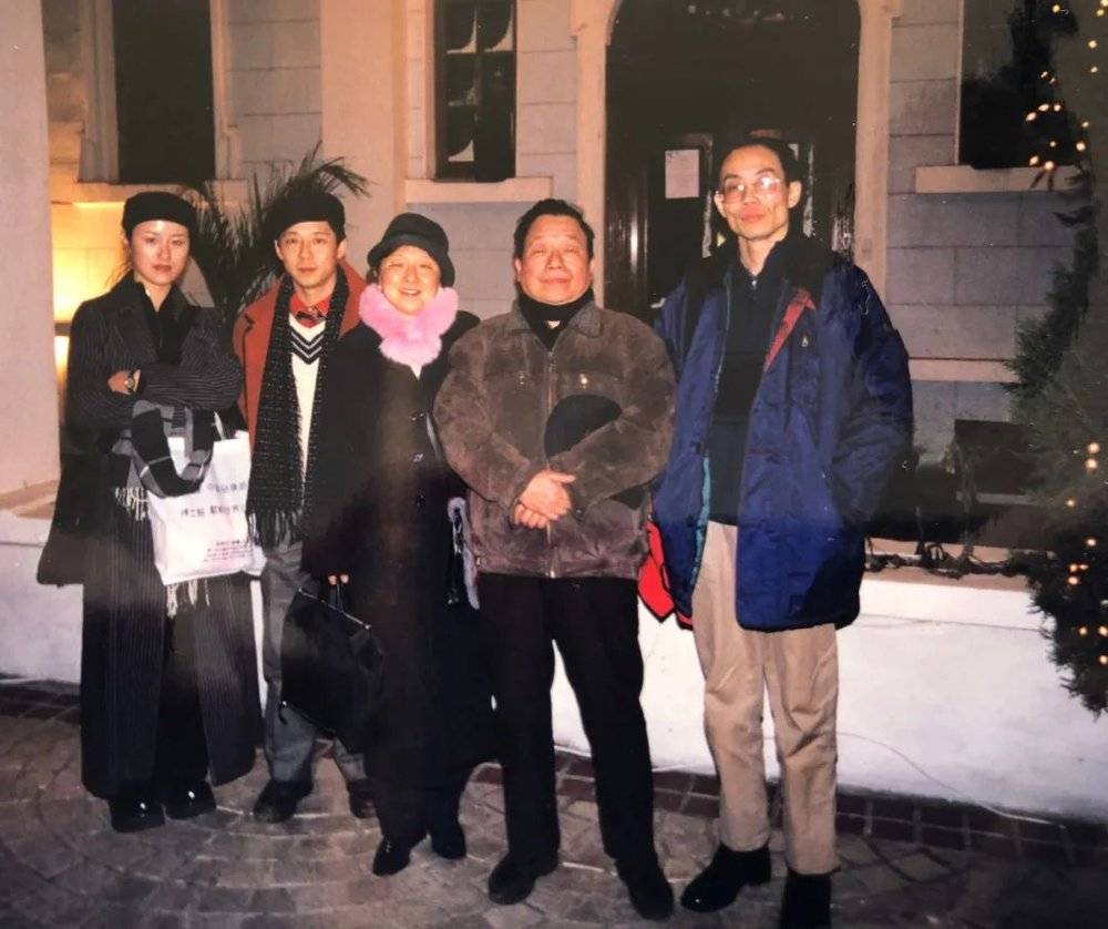 90年代末，沈昌文与作者、童元方（居中）、陈子善（右一）、须兰（左一）合影<br>