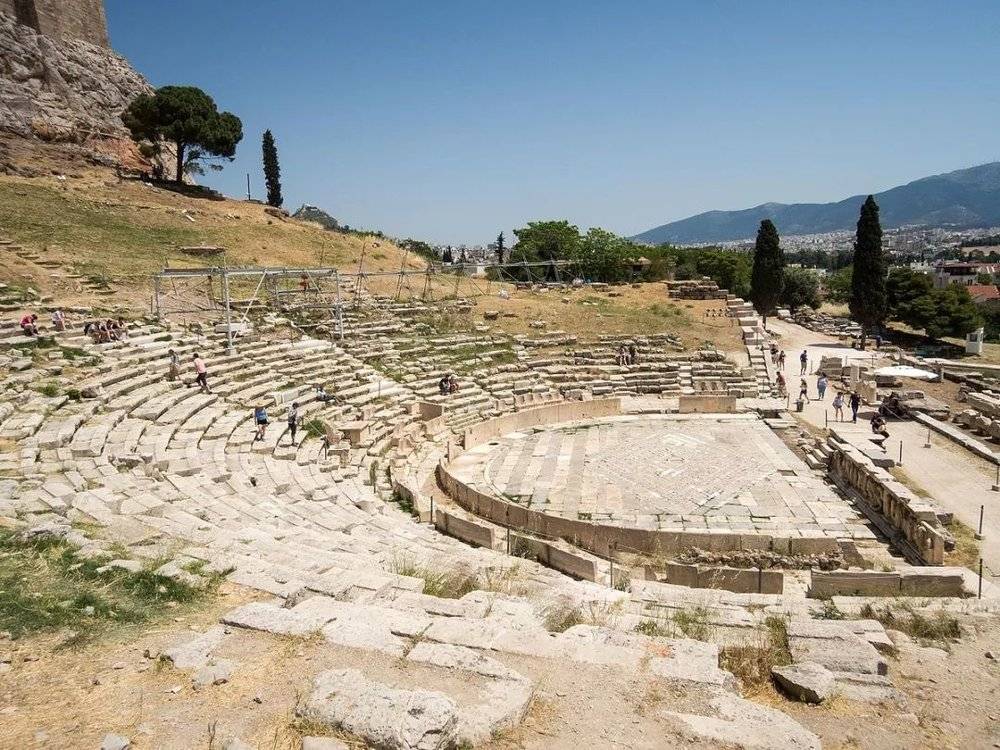 雅典狄俄尼索斯剧院（The Theatre of Dionysus Eleuthereus）建造时间可追溯至约公元前6世纪，可容纳一万七千名观众。通过此类遗迹我们可以了解当时城邦的规模以及城邦公民丰富的精神生活（来源：wikipedia.org）