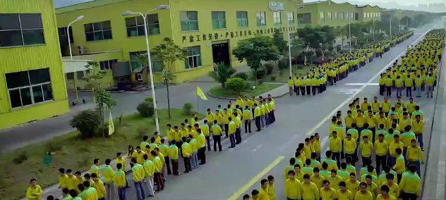 2011年纪录片《轮回》（Samsara）中关于中国加工制造业的画面（来源：youku.com）