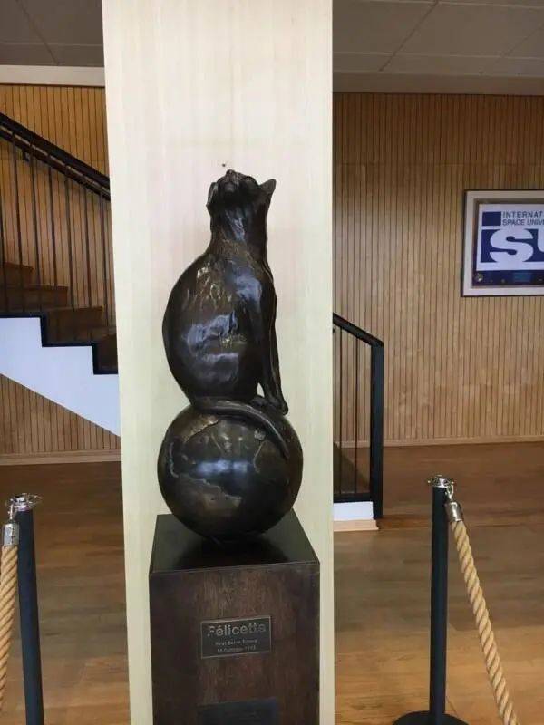 菲利塞特的铜质雕像，放置在位于法国斯特拉斯堡的国际空间大学（International Space University）丨Twitter