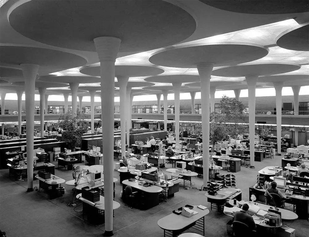 开放式办公室的代表作：1939 年完工的 Johnson Wax 总部 图片来自：Out Of Office<br>