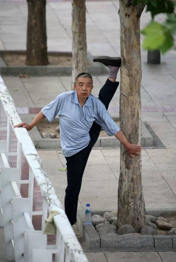  天津老大爷，高手在民间。摄影/张建