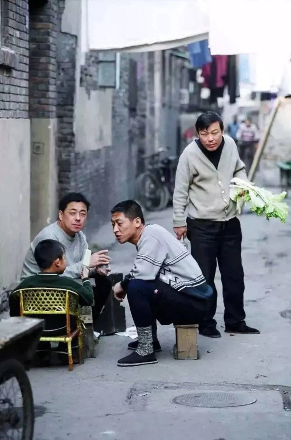 天津街头，人们常常凑一起闲聊。摄影/张建