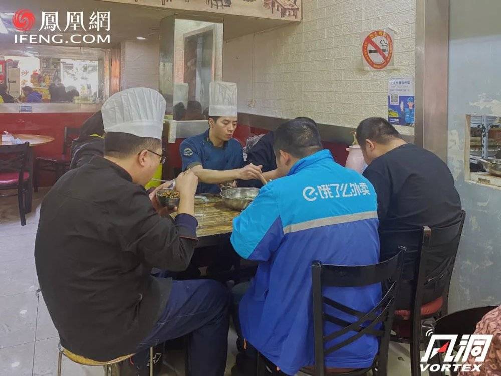 | 过了用餐高峰期，外卖员正在和珍欣家常菜的员工一起吃员工餐。