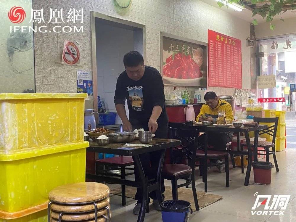 | 美团外卖员樊俊俊正在珍欣家常菜帮忙收拾桌子
