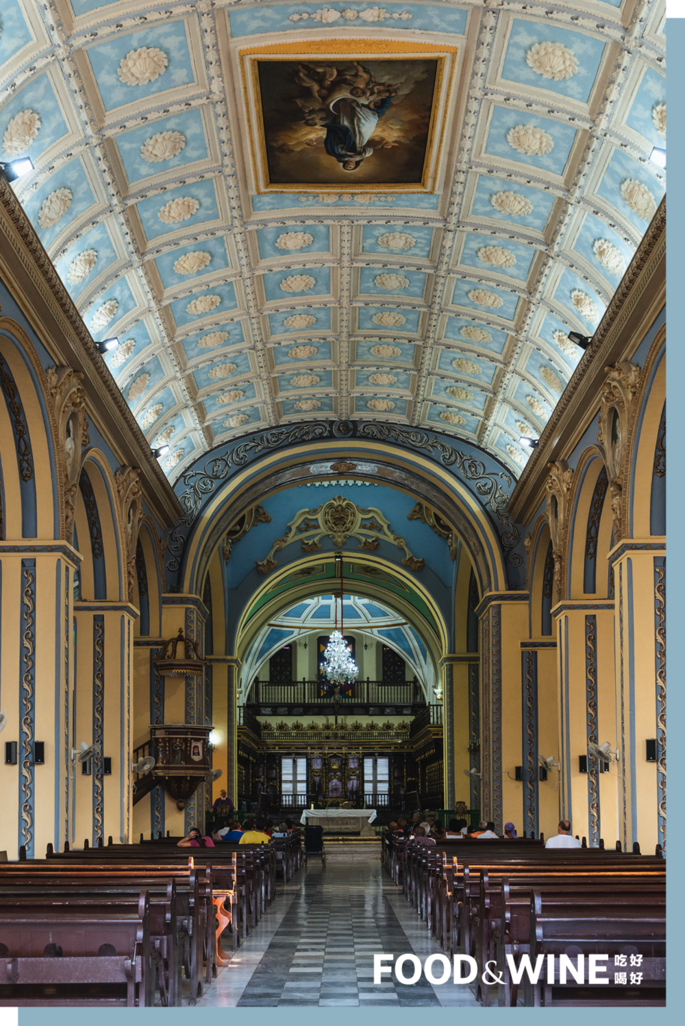 圣母升天大教堂内装饰繁复的是壁画穹顶和全手工制作的坐席。<br>