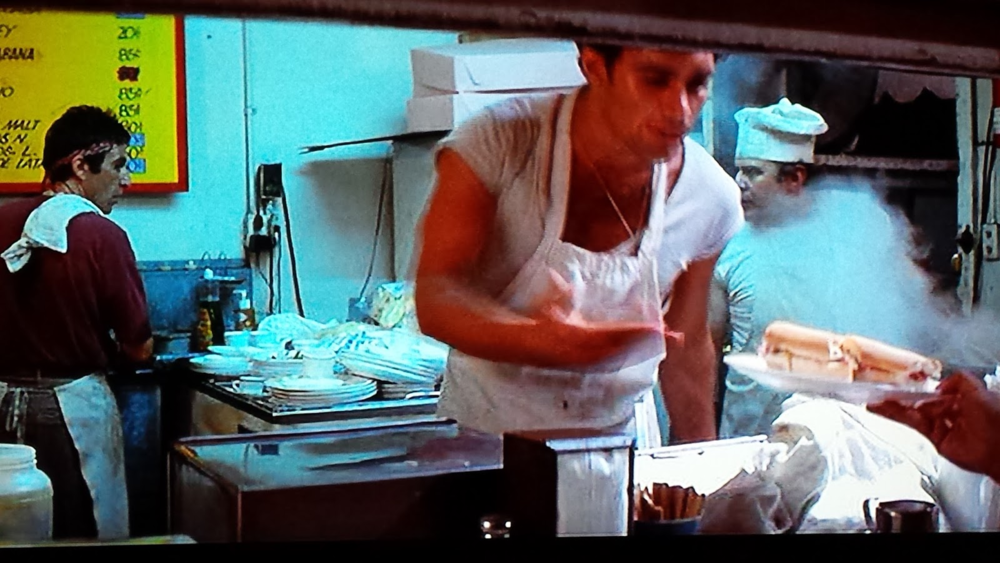 托尼到美国的第一份工作，就是在古巴小餐车里刷盘子，他的好兄弟负责做古巴三明治。<br label=图片备注 class=text-img-note>