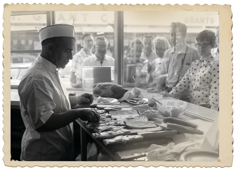 1966年，正在制作古巴三明治的小伙<br label=图片备注 class=text-img-note>