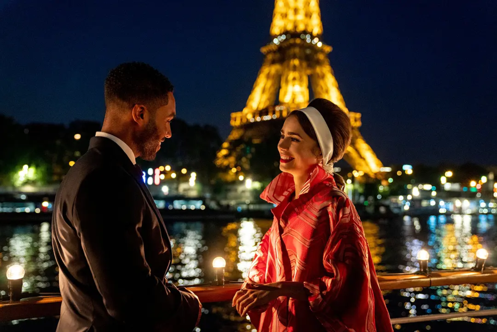 电视剧《艾米丽在巴黎》第二季剧照，刻画了典型的”巴黎想象“。<br>