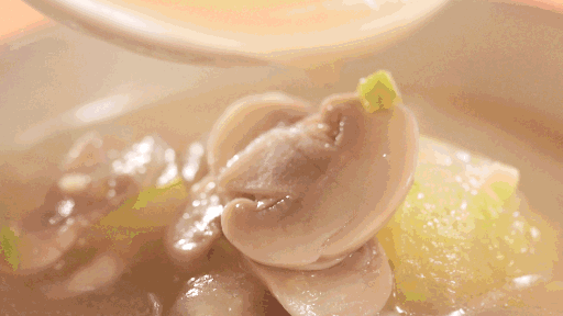 △口蘑汤的嫩白鲜甜。<br>