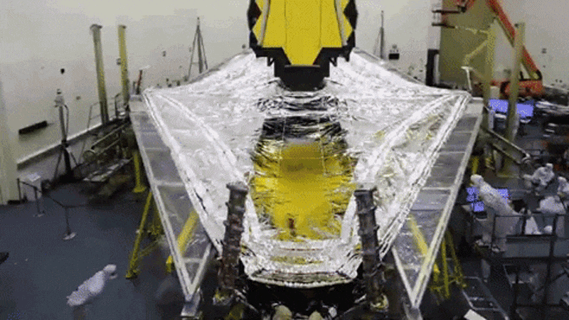面的高速动图展示了地球上的工程师测试遮阳罩的打开情况。来源：NASA