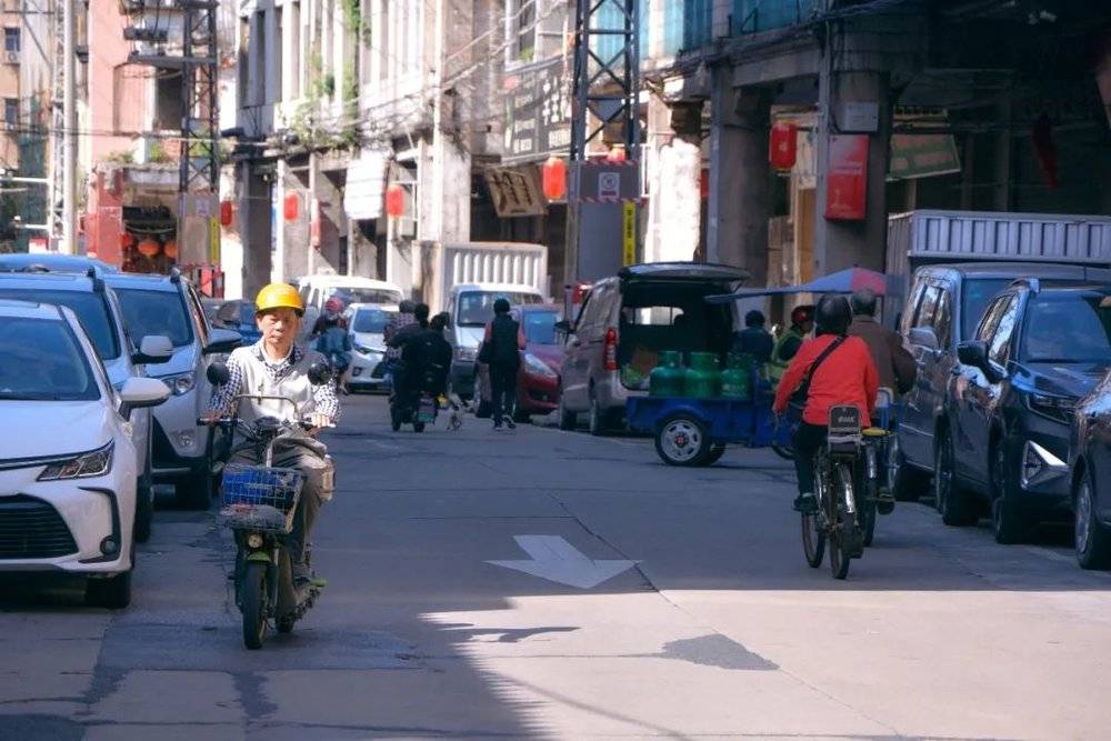 石龙没有共享单车的投放，对于生活在老城区的人来说，电单车成为出行的共识。