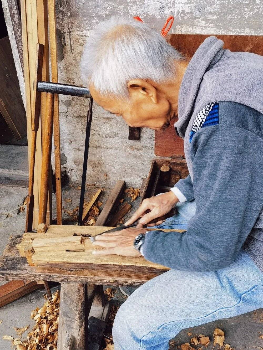枝叔手持的刀具全是木制刀具，捯饬木材是他从小的爱好。<br>