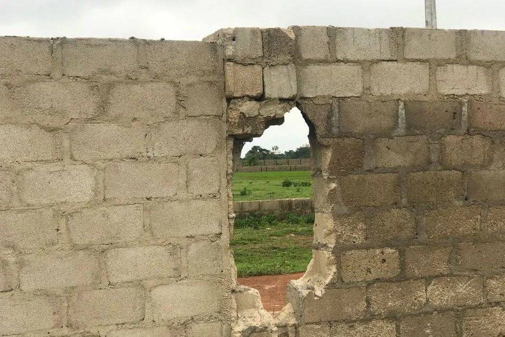 尼日利亚一所高中，外墙上被绑匪炸出窟窿<br>