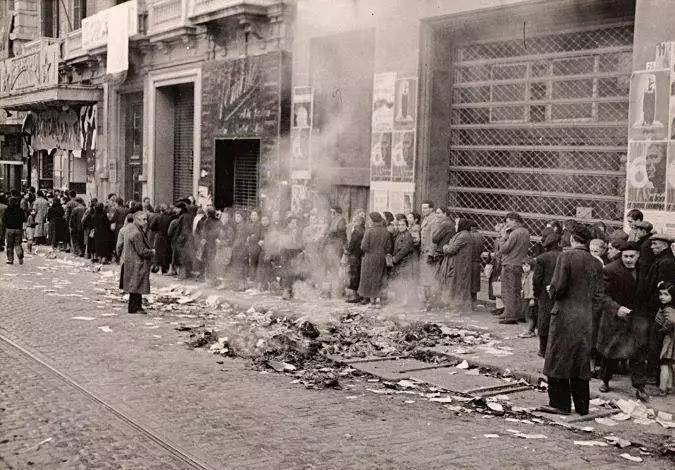 1939年的巴塞罗那加泰罗尼亚广场，弗朗哥占领巴塞罗那后的第三天，人们在排队领取食物。Source：thespanishcivilwar.com