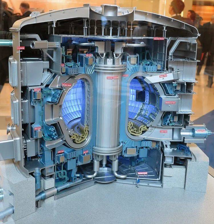 ITER的托卡马克装置的小型模型。图源维基百科。