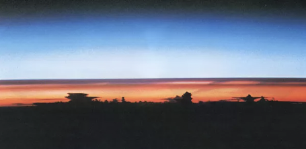 皮纳图博火山喷发后的大气层（航天飞机在1991年8月8日南美上空拍摄）丨NASA