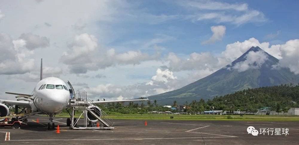 莱加斯皮机场，背景就是马荣火山