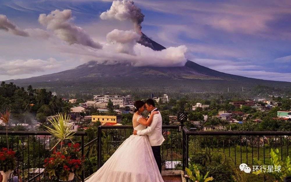 2019年火山爆发时，举办婚礼的新人 图：wiki