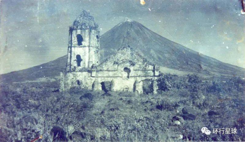 上世纪喷发后的马荣火山和教堂 图：wiki
