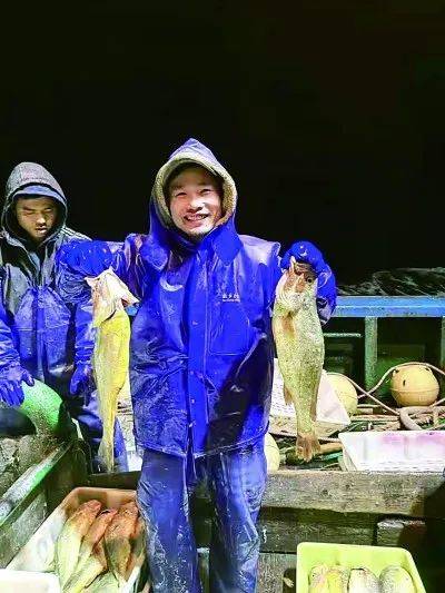 一网打上这么大的野生黄鱼，船员杨天胜开心地笑了。象山县委宣传部供图