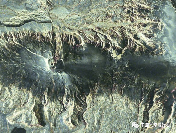 2010年冰岛火山，terra卫星拍摄<br>