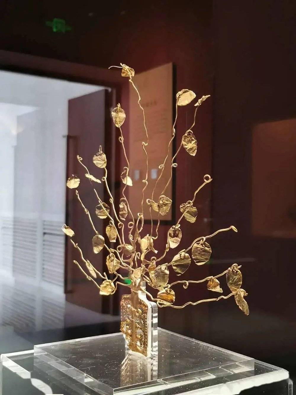 慕容鲜卑时期的花树状金步摇，藏辽宁省博物馆（图片来源：lnmuseum.com.cn）<br>