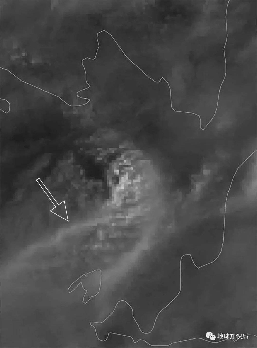 卫星图像中发现了大团云状物，很有可能是喷发产生的灰羽（图：VAAC Darwin）