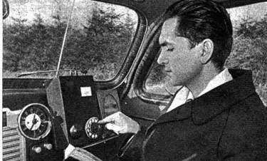 列昂尼德.库普里扬诺维奇正在测试ЛК-1型便携移动电话（来源：				苏联《За рулем》杂志，1957年第12期）<br label=图片备注 class=text-img-note>