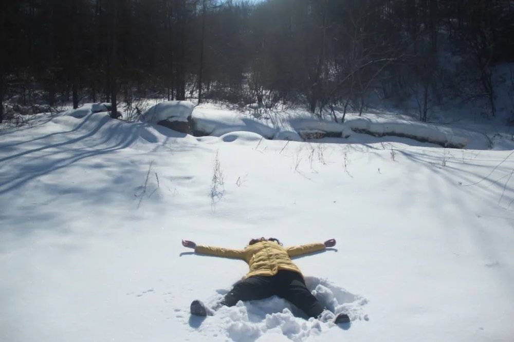 东北打雪仗有时候会凶残地把人埋在雪里，摄影：景初<br>