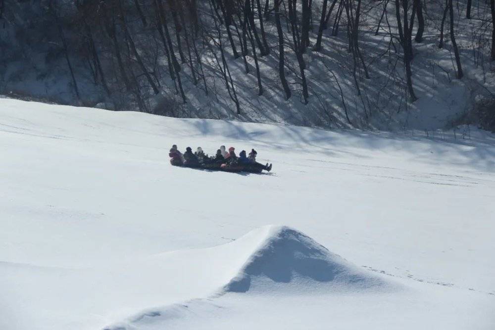 冬天的快乐之一，像糖葫芦一样挤在一起坐滑雪圈，摄影：景初<br>