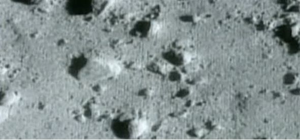 图为探测器在小行星着陆以及传回地球的图片。<br label=图片备注 class=text-img-note>
