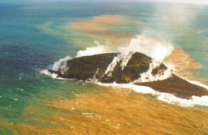 上图：1968年2月19日，海浪冲破拉特基岛（Lateiki）。1967年12月的海底喷发产生了一个短暂的岛屿。由Charles Lundquist拍摄，1968年(Smithsonian Astrophysical Observatory)。