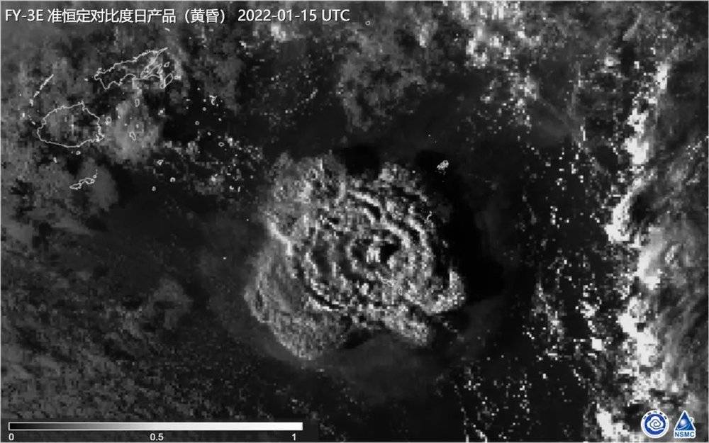 中国气象局提供的1月15日风云三号E星准恒定对比度（微光图像增强）产品图显示，汤加火山喷发时形成的火山灰蘑菇云纹理结构清晰可见。 图片来源：新华社 