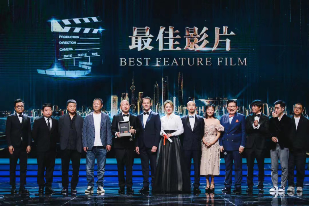 ■ 上海电影节颁奖现场 张志勇（左二）徐刚（右三）<br>