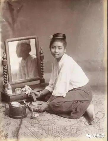 19世纪末20世纪初，一个缅甸姑娘在磨制特纳卡。