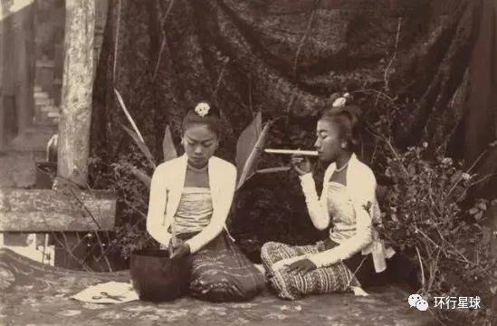 19世纪，两个脸上涂抹着特纳卡的女子<br label=图片备注 class=text-img-note>