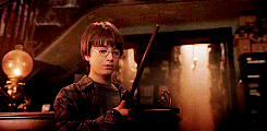 哈利获得第一根魔杖。来源/电影《哈利·波特与魔法石》片段<br>