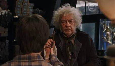 奥利凡德给哈利冬青木魔杖。来源/电影《哈利·波特与魔法石》截图<br>
