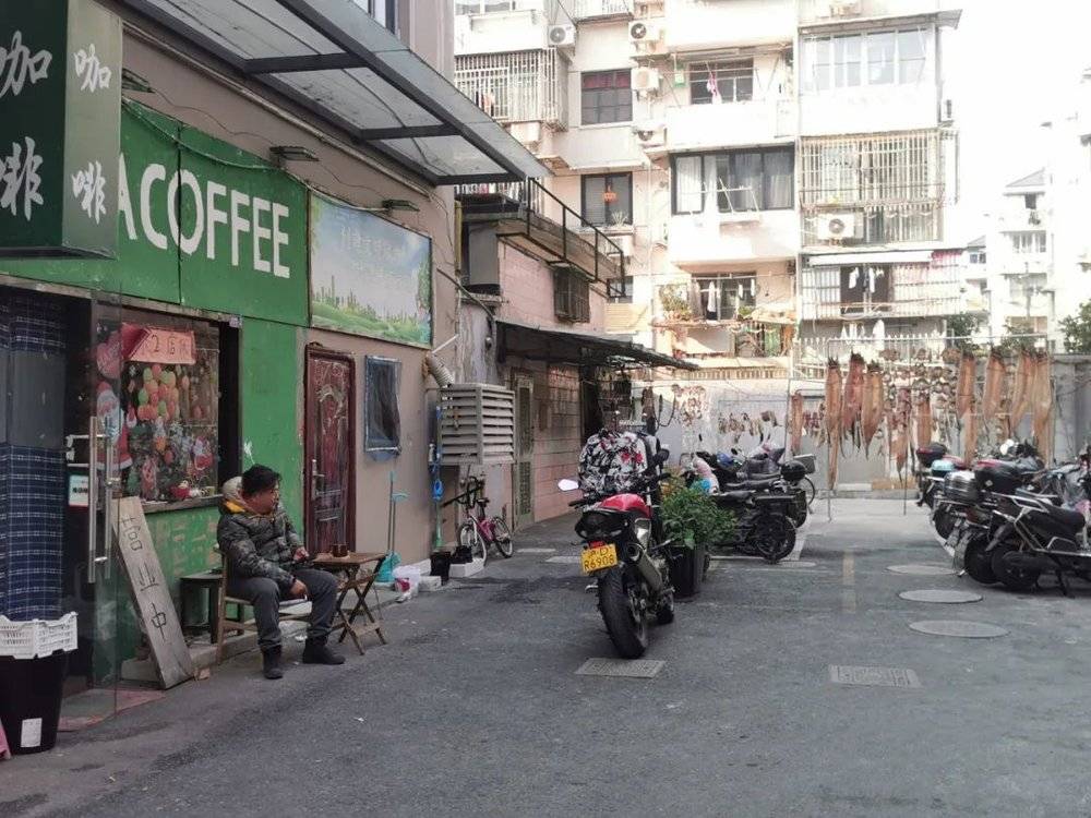 大宁的NANA COFFEE，开在一条小巷里，周边满是生活气息