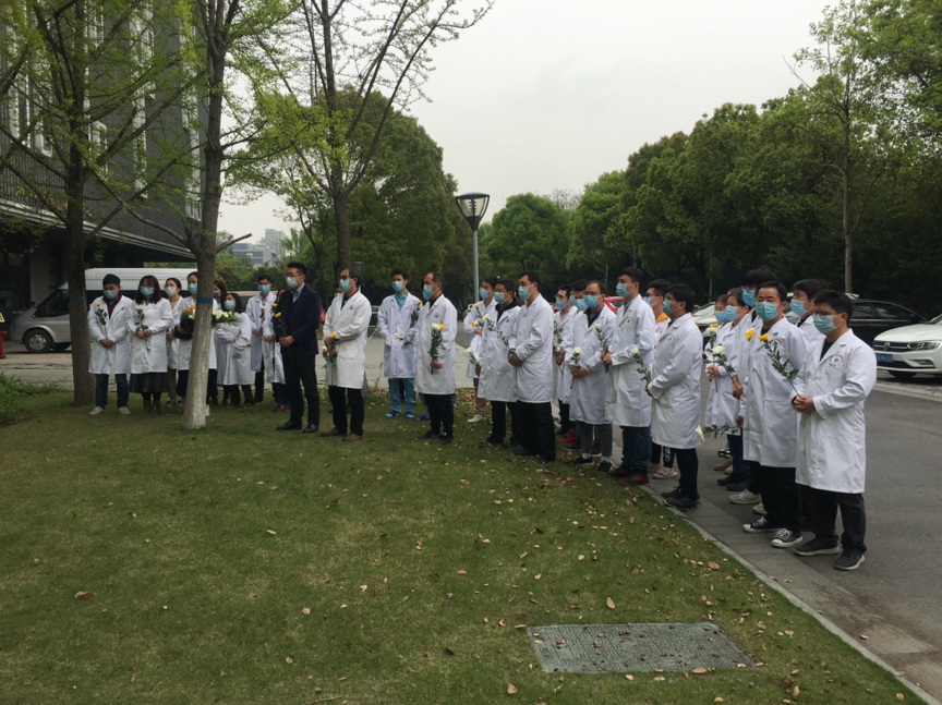 浙大医学院的全体员工为实验动物默哀，图片来源：浙江大学实验动物中心<br>